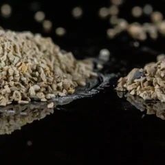 ZeoClear L granular attapulgite, heap of brown granules on a dark background – view 3